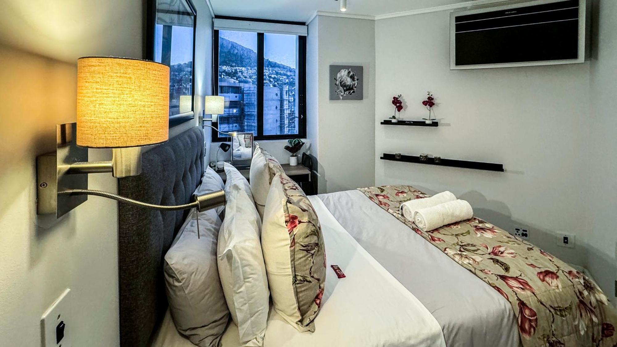 Flamingo Sea Point: Luxury Sea View Apartment